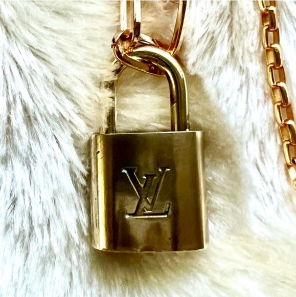 LOUIS VUITTON AUTHENTIC LOCK AND KEY NECKLACE 2 CHAINS 319 - Picture 4 of 7